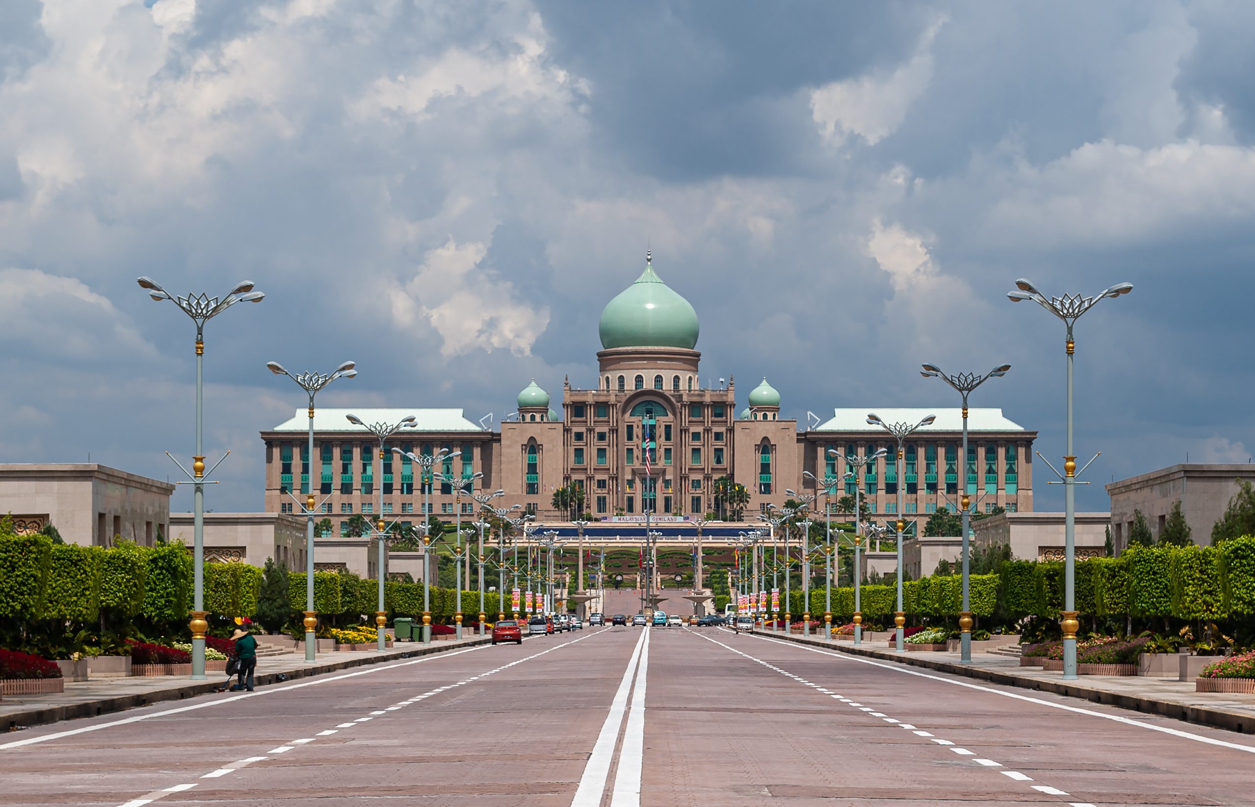 Keindahan Putrajaya: Pemandangan Bandar Pentadbiran, Taman Hijau & Seni Kontemporari